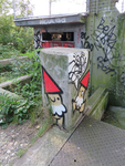 833782 Afbeelding van graffiti met twee Utrechtse kabouters (KBTR's) onder de niet meer gebruikte hefbrug over de ...